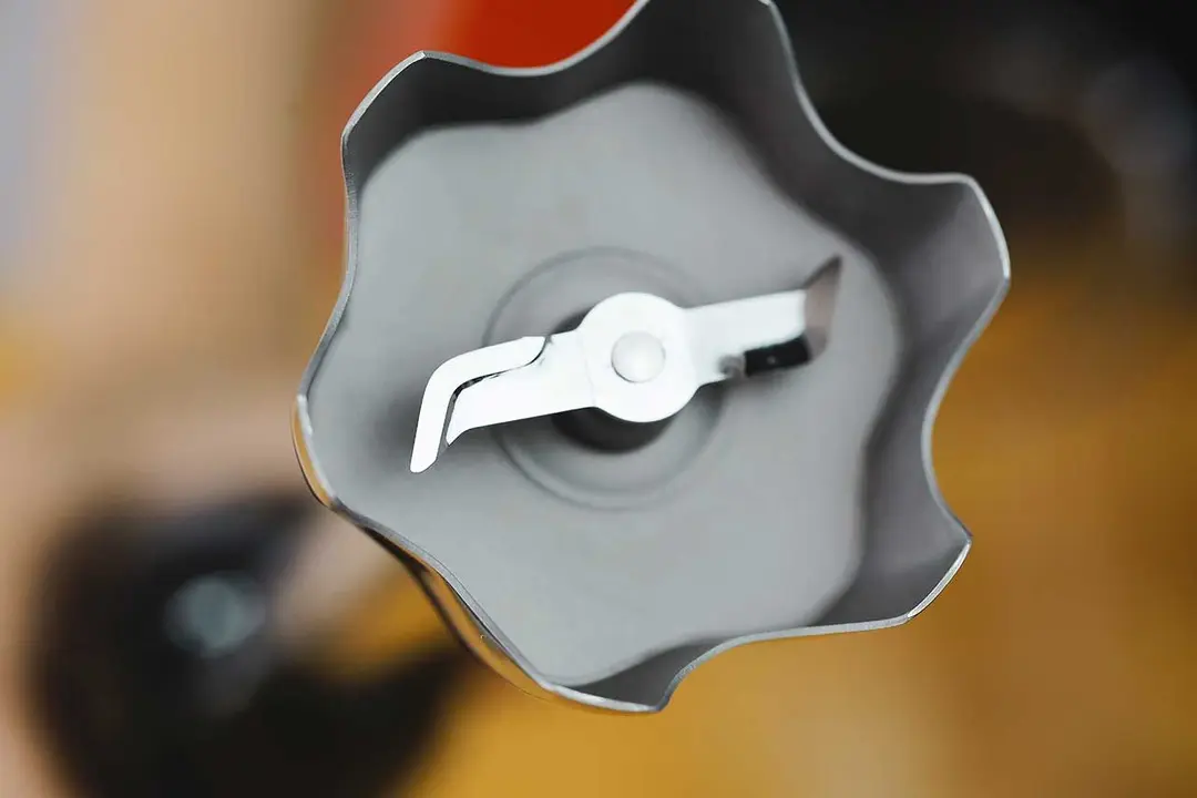 The blending assembly of the Braun MultiQuick-5 features 2 sharp prongs.