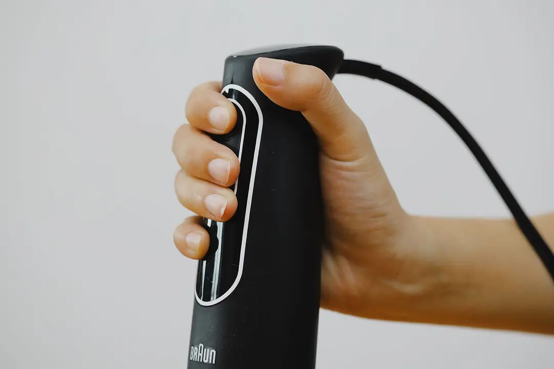 A close-up of the non-slip handle of the  Braun stick blender. 