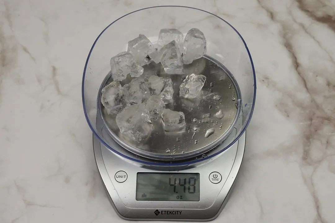 The amount of unblended ice cubes (4.48 oz) of the Hamilton Beach personal blender displayed on a scale’s screen.