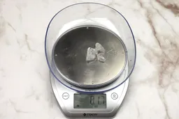 The amount of unblended ice cubes (0.17 oz) of the NutriBullet single-serve blender displayed on a scale’s screen.