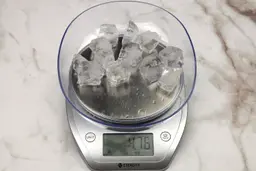 The amount of unblended ice cubes (4.76 oz) of the Black+Decker Fusionblade single-serve blender displayed on a scale’s screen.