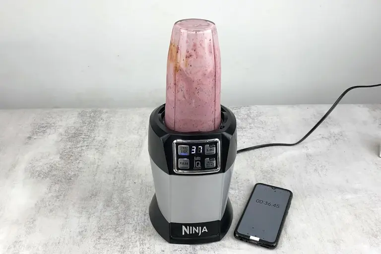  Ninja BL480D Nutri Personal Countertop Blender, Auto-iQ  Technology, 1000-Watts, for Frozen Drinks, Smoothies, Sauces & More, with  18-oz. & 24-oz. To-Go Cups & Spout Lids, Black/Silver: Home & Kitchen