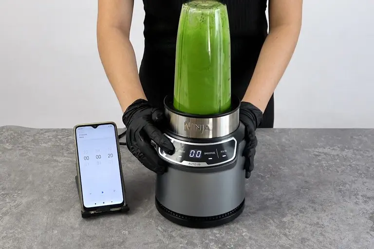 Ninja BN401 Nutri Pro: Protein Shake, Frozen Fruit Smoothie, Fibrous Greens  and Crushed Ice Cubes. 