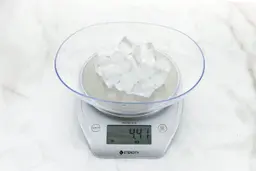 The amount of unblended ice cubes (4.41 oz) of the iCucina single-serve blender displayed on a scale’s screen.
