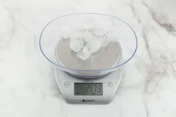 The amount of unblended ice cubes (4.73 oz) of the BELLA single-serve blender displayed on a scale’s screen.