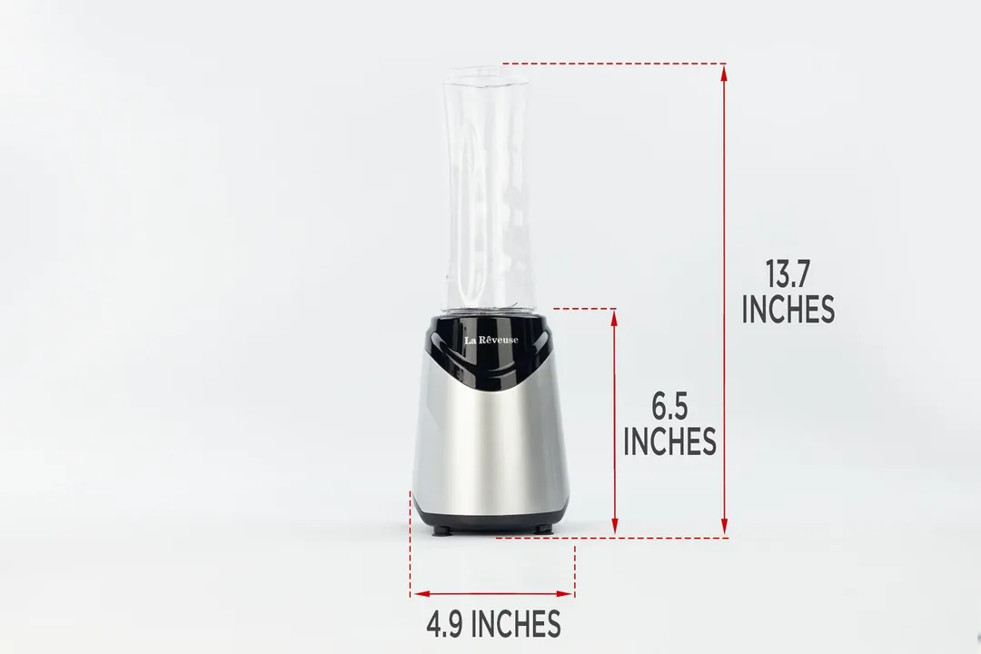 The La Reveuse personal blender standing on a gray table, with the length of its motor base being noted to the side as 6.5 inches, and the total length and width of the unit as 13.7 inches and 4.9 inches, respectively.