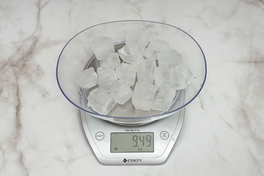 The amount of unblended ice cubes (9.49 oz) of the Vitamix 5200 blender displayed on a scale’s screen.
