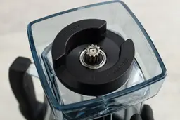 A close up of  Vitamix 5200 container’s bottom