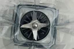 A close up of the Vitamix 5200 blades