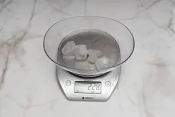 The scale's screen shows  2.28 oz of unblended ice cubes remaining from the Vitamix 5200. 