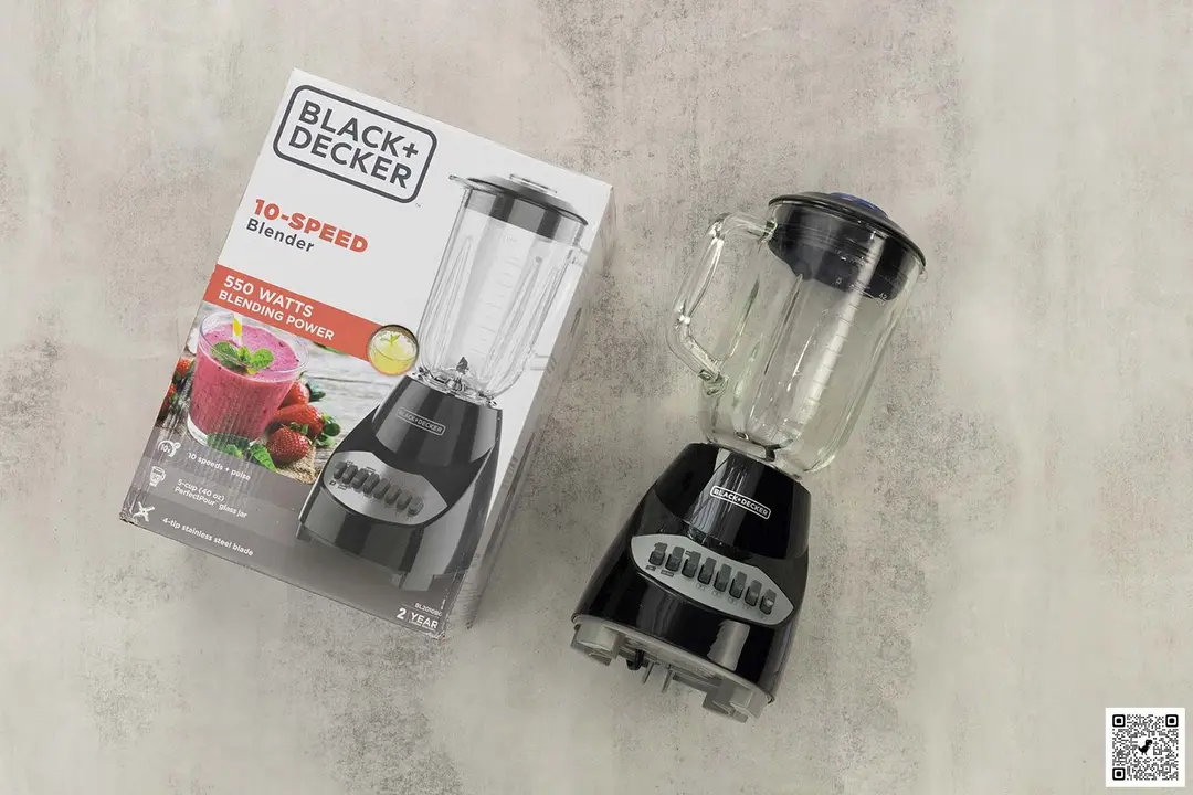 A display of theBlack+Decker Crush Master blender and its packaging box on a table.