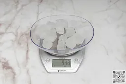 The scale's screen shows 9.48 oz of uncrushed ice cubes remaining from the Hamilton Beach Wave Crusher blender.