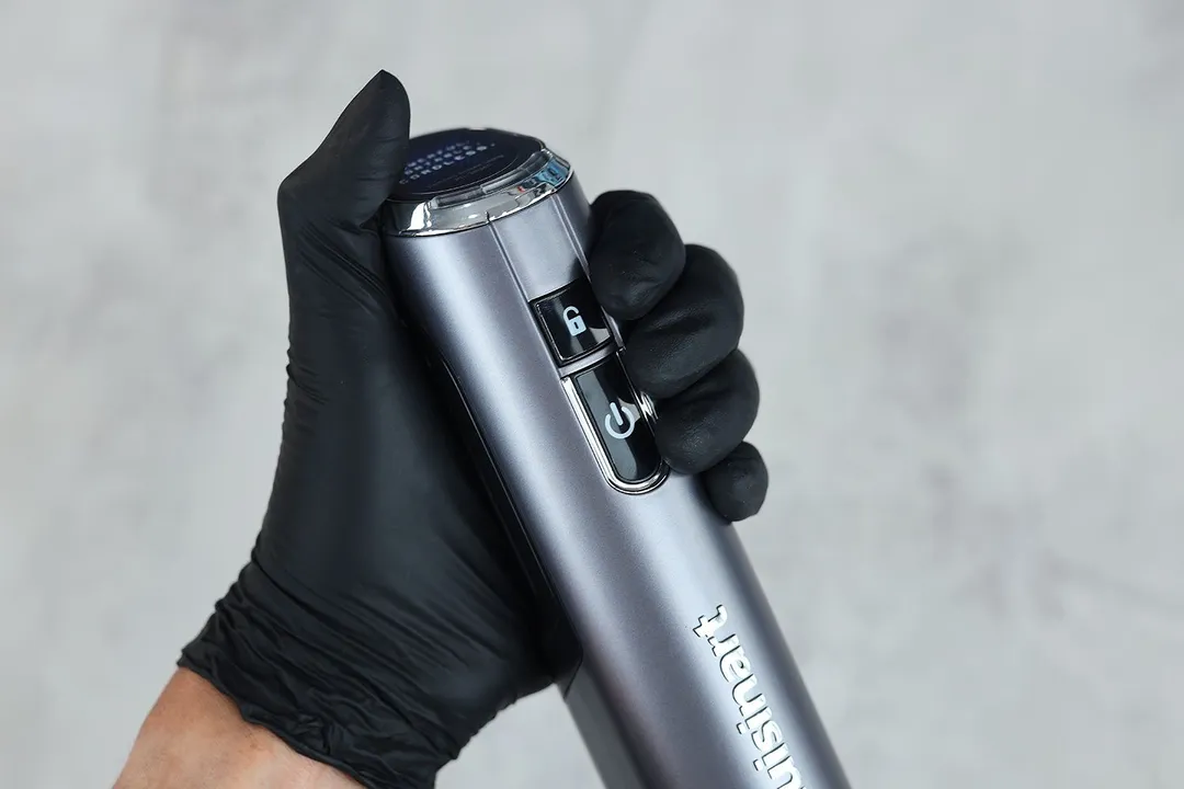 A close-up of the Cuisinart EvolutionX RHB-100TG ergonomically-designed handle.