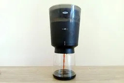 The brew vessel of the Oxo compact cold brew coffee maker resting on top of the glass carafe during decanting.