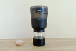 A short video showing how coffee decants from the brew vessel into the glass carafe of the Oxo cold brew coffee maker.