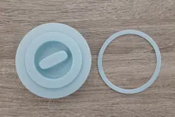 The lid of a cold brew coffee maker together with a silicone seal for an airtight design.
