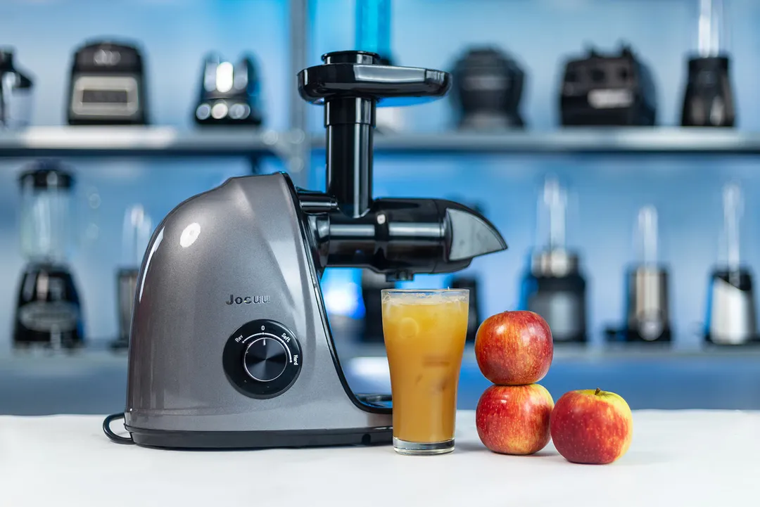 Jucuu masticator with apples and glass of juice