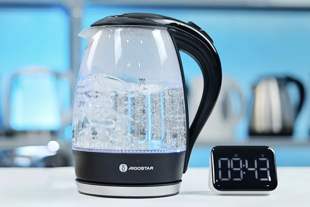 1.5 liters of water boiling inside the Aigostar Electric Kettle 300104LCB. The digital timer displays 09 minutes and 43 seconds.