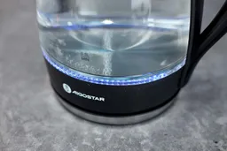 The heating plate with a LED ring around it glowing blue of the Aigostar Electric Kettle 300104LCB.