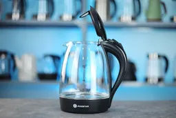 The pop-up lid of the Aigostar Electric Kettle 300104LCB opens at an 80° angle.