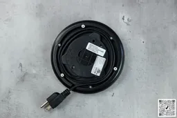 The bottom of the power base of the Amazon Basics Electric Glass and Steel Kettle (F-625C) has a cord storage and also three small anti-slip rubber pads.