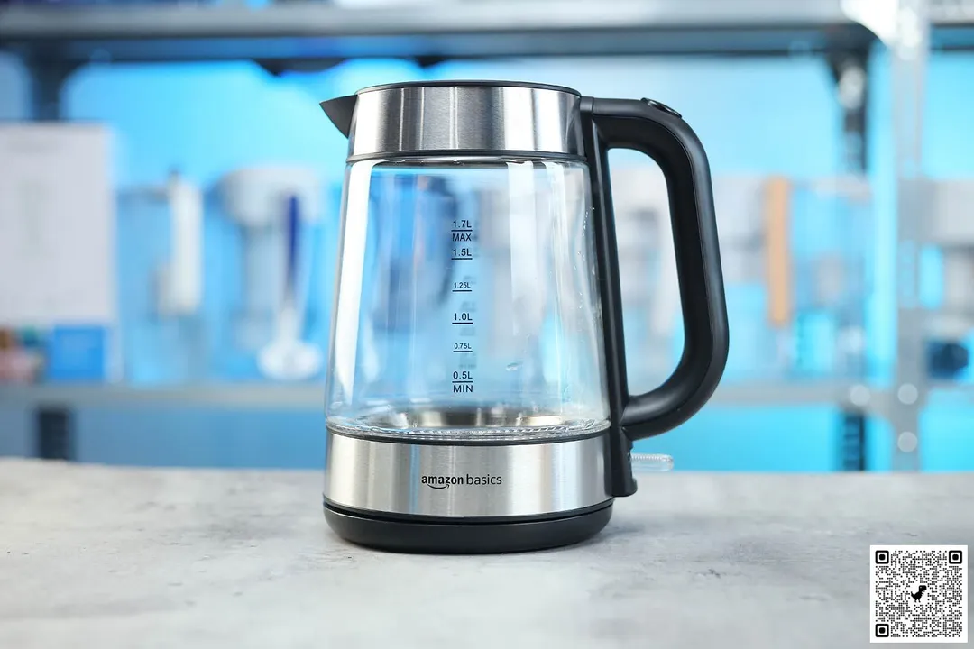 The Amazon Basics Electric Glass and Steel Kettle (F-625C)’s carafe sitting on top of its power base.