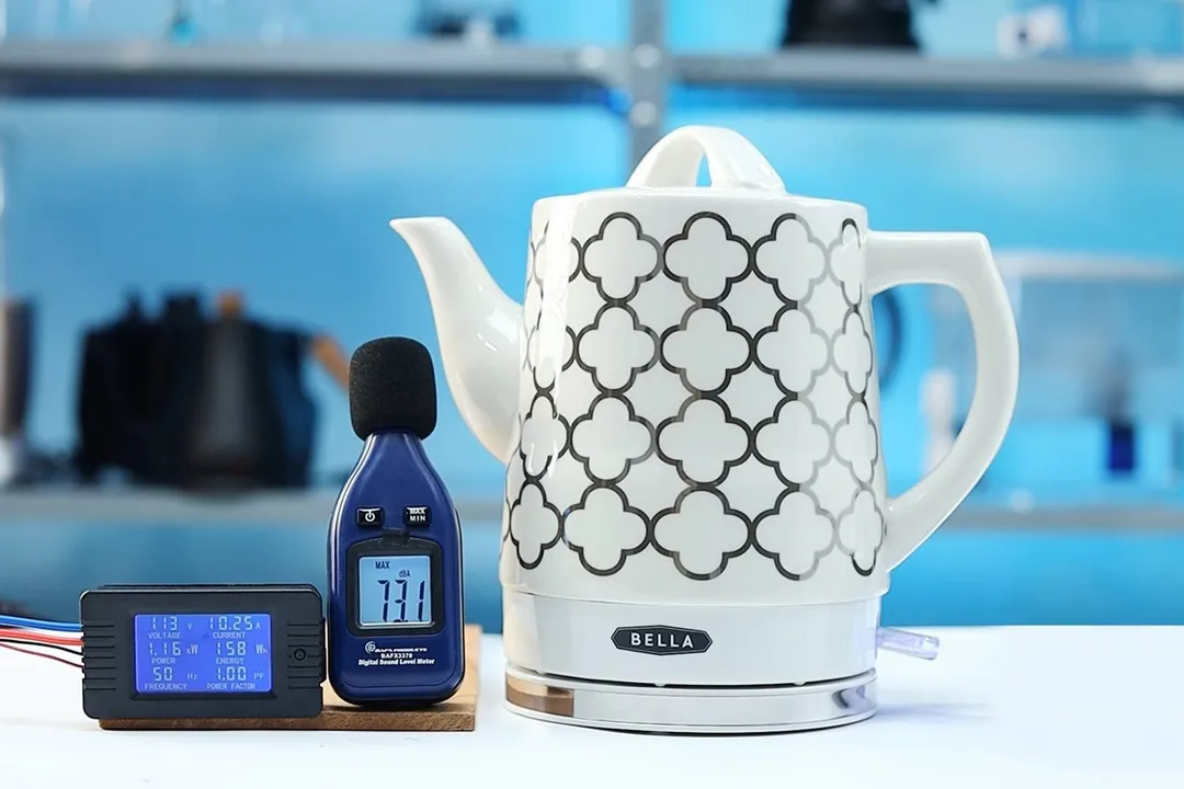 The Bella Ceramic Gooseneck Electric Kettle (14745) is boiling 1.5 liters of water. The noise meter displays the maximum sound pressure level to be 73.1 dB. The power meter reads 113 V, 10.25 A, 1.16 kW, 1.58 Wh, 50 Hz, and 1.0 PF.