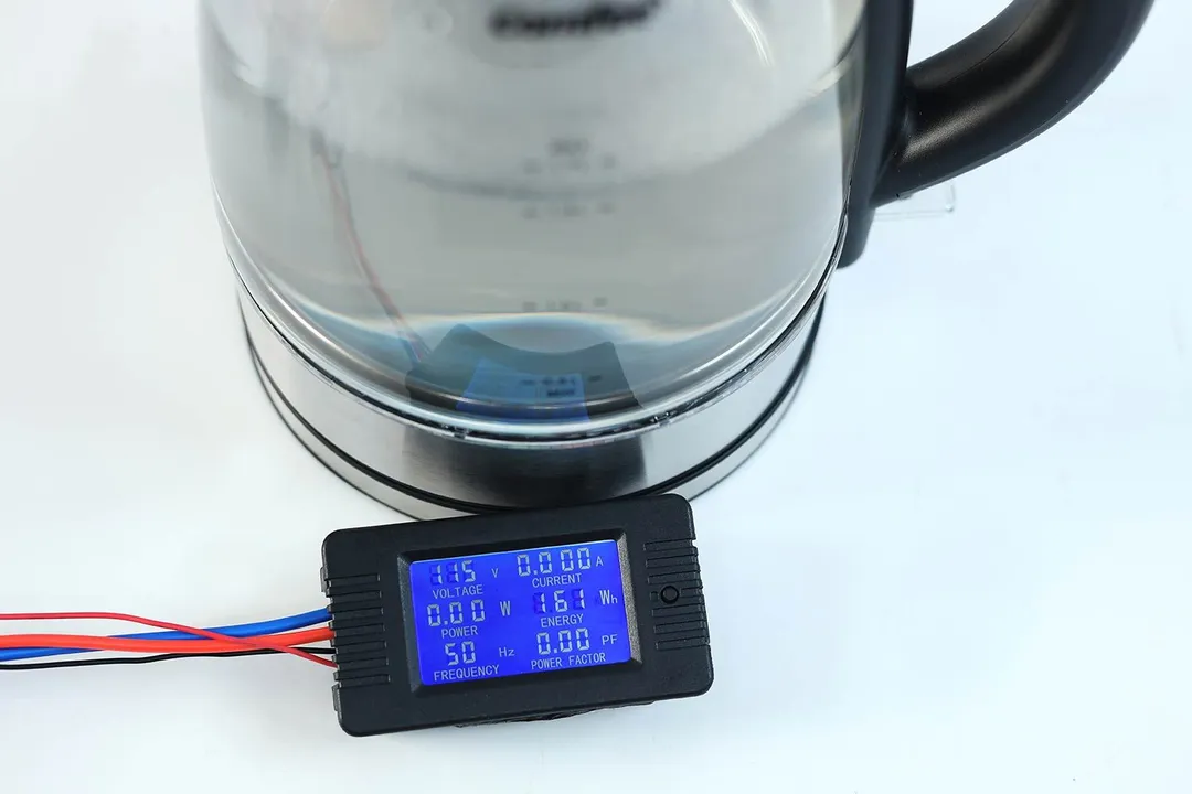 The power meter reads the energy consumption of the Comfee Glass Electric Kettle (CEKG003) to be 161 Wh.