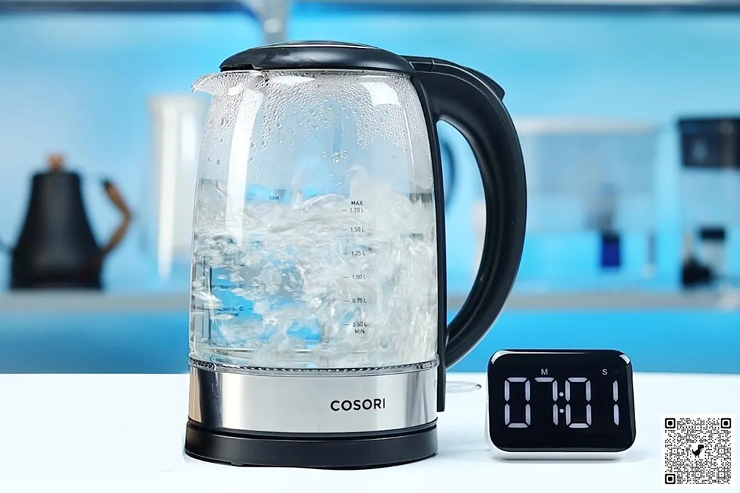 1.5 liter of water boiling inside the Cosori Glass Electric Kettle (GK172-CO). The digital timer displays 7 minutes and 1 seconds.