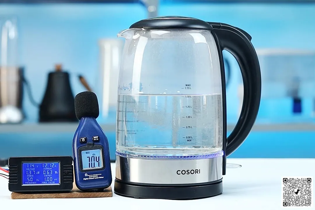 The Cosori Glass Electric Kettle (GK172-CO) is boiling 1.5 liters of water. The noise meter displays the maximum sound pressure level to be 70.4 dB. The power meter reads 114 V, 12.12 A, 1.37 kW, 0.63 Wh, 50 Hz, and 1.0 PF.