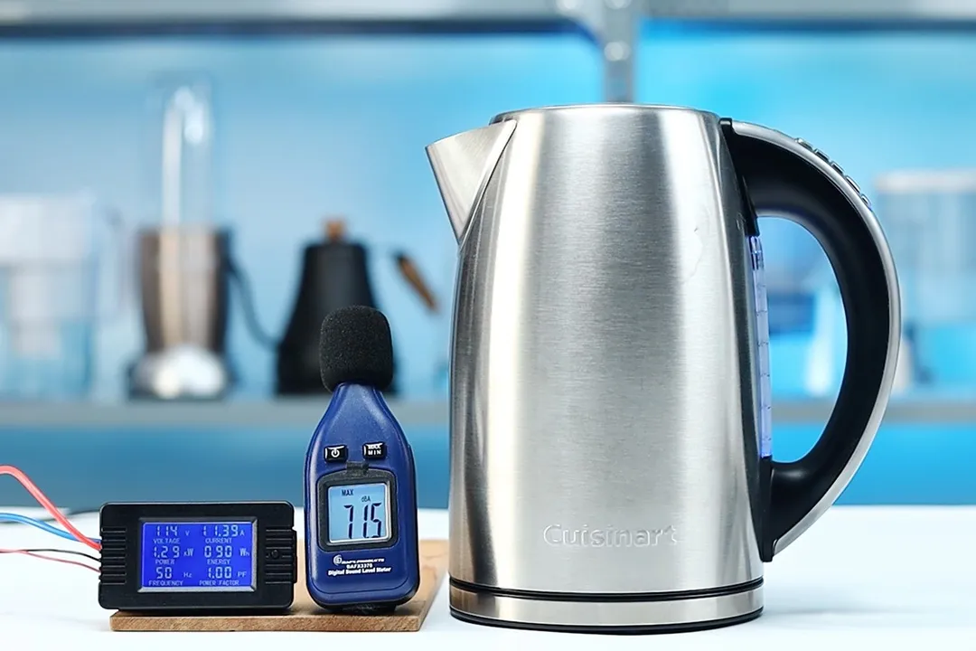 The Cuisinart Stainless Steel Electric Kettle with 6 Preset Temperatures (CPK-17P1 PerfecTemp) is boiling 1.5 liters of water. The noise meter displays the maximum sound pressure level to be 71.5 dB. The power meter reads 114 V, 11.39 A, 1.29 kW, 0.90 Wh, 50 Hz, and 1.0 PF.