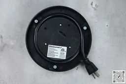 The bottom of the power base of the Elite Gourmet Electric Glass Kettle (EKT-602) has a cord storage and also three small anti-slip rubber pads.