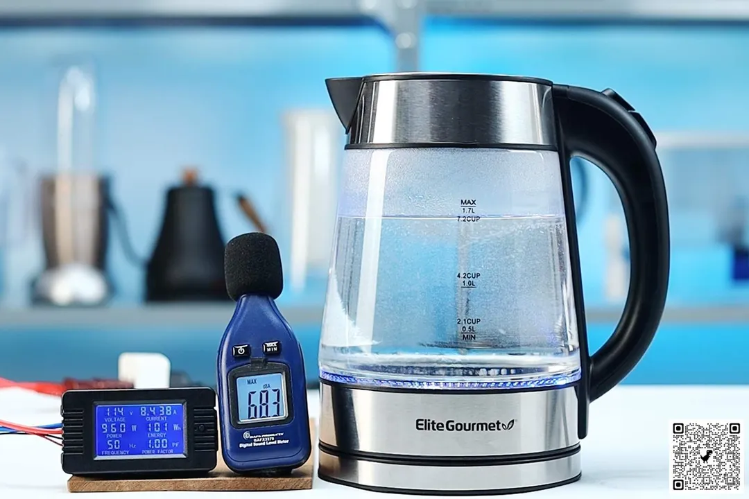 The Elite Gourmet Electric Glass Kettle (EKT-602) is boiling 1.5 liters of water. The noise meter displays the maximum sound pressure level to be 68.3 dB. The power meter reads 114 V, 8.438 A, 960 W, 101 Wh, 50 Hz, and 1.0 PF.