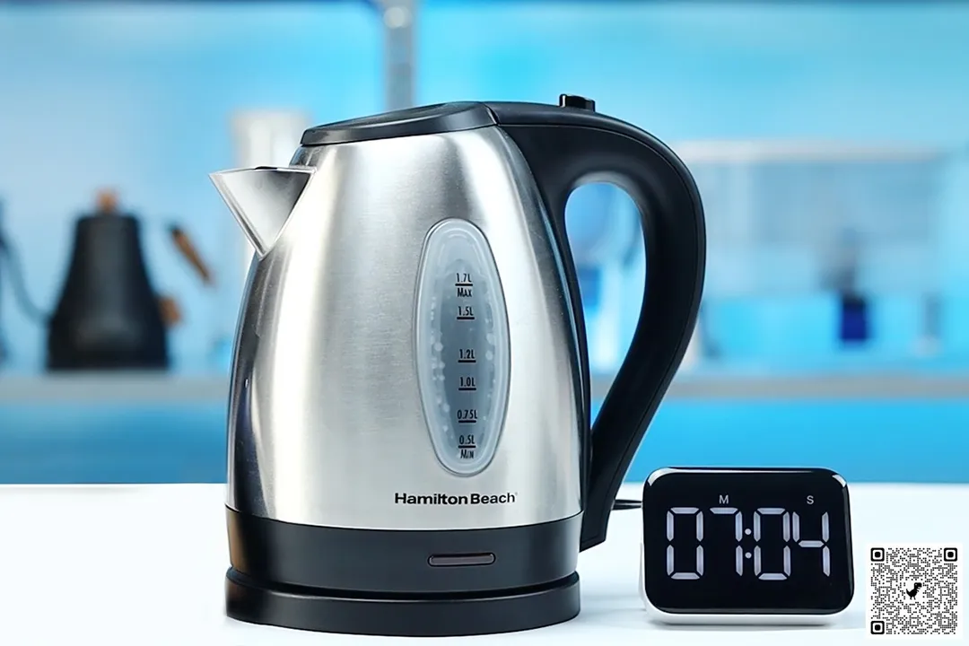 1.5 liter of water boiling inside the Hamilton Beach Stainless Steel Electric Kettle (40880). The digital timer displays 07 minutes and 04 seconds.