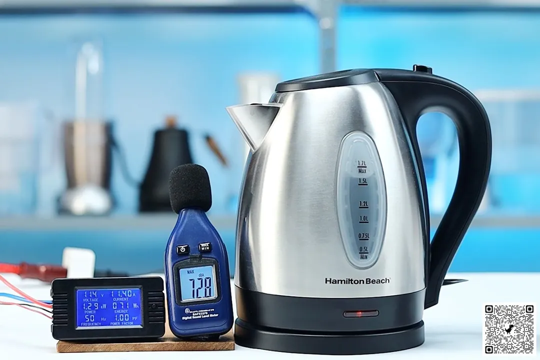 The Hamilton Beach Electric Kettle (40880) is boiling 1.5 liters of water. The noise meter displays the maximum sound pressure level to be 72.8 dB. The power meter reads 114 V, 11.40 A, 1.29 kW, 71 Wh, 50 Hz, and 1.0 PF.