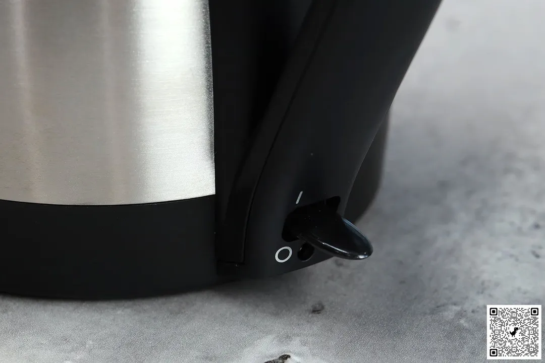 The metal black power switch of the Hamilton Beach Stainless Steel Electric Kettle (40880).