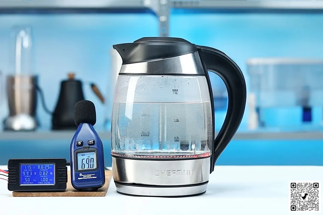 The Chefman Electric Kettle is boiling 1.5 liters of water. The noise meter displays the maximum sound pressure level to be 69 dB. The power meter reads 115 V, 8.625 A, 993 W, 0.82 Wh, 50 Hz, and 1.0 PF.