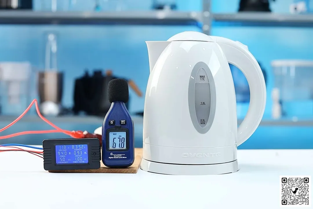 The Ovente Electric Kettle KP72W  is boiling 1.5 liters of water. The noise meter displays the maximum sound pressure level to be 67.8 dB. The power meter reads 113 V, 8.352 A, 940 W, 0.93 Wh, 50 Hz, and 1.0 PF.