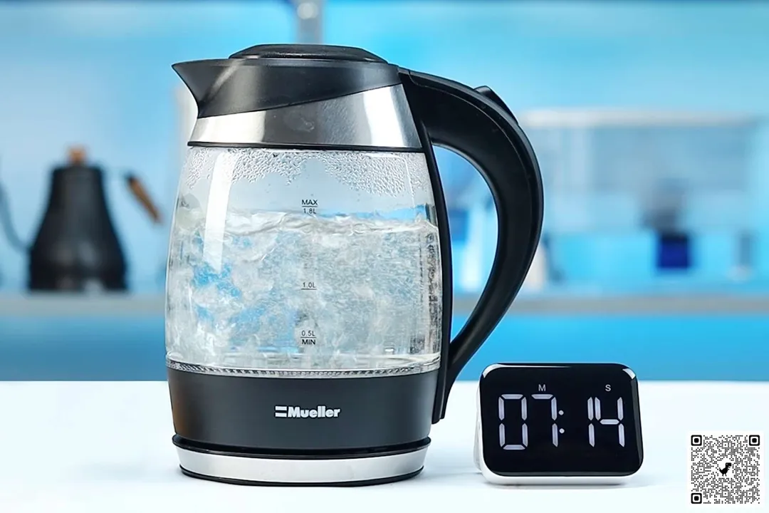 1.5 liter of water boiling inside the Mueller Ultra Kettle (M99S). The digital timer displays 07 minutes and 14 seconds.