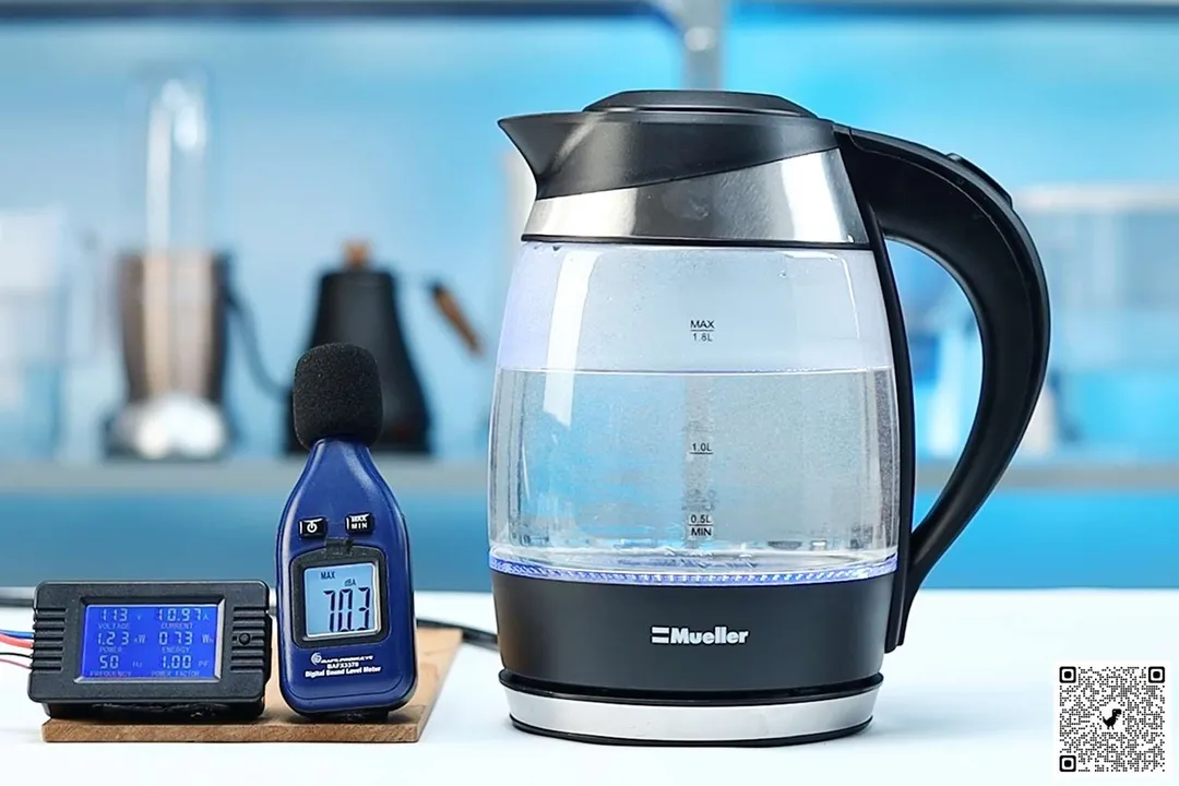 The Mueller Ultra Electric Kettle (M99S) is boiling 1.5 liters of water. The noise meter displays the maximum sound pressure level to be 70.3 dB. The power meter reads 113 V, 10.97 A, 1.23 kW, 73 Wh, 50 Hz, and 1.0 PF.