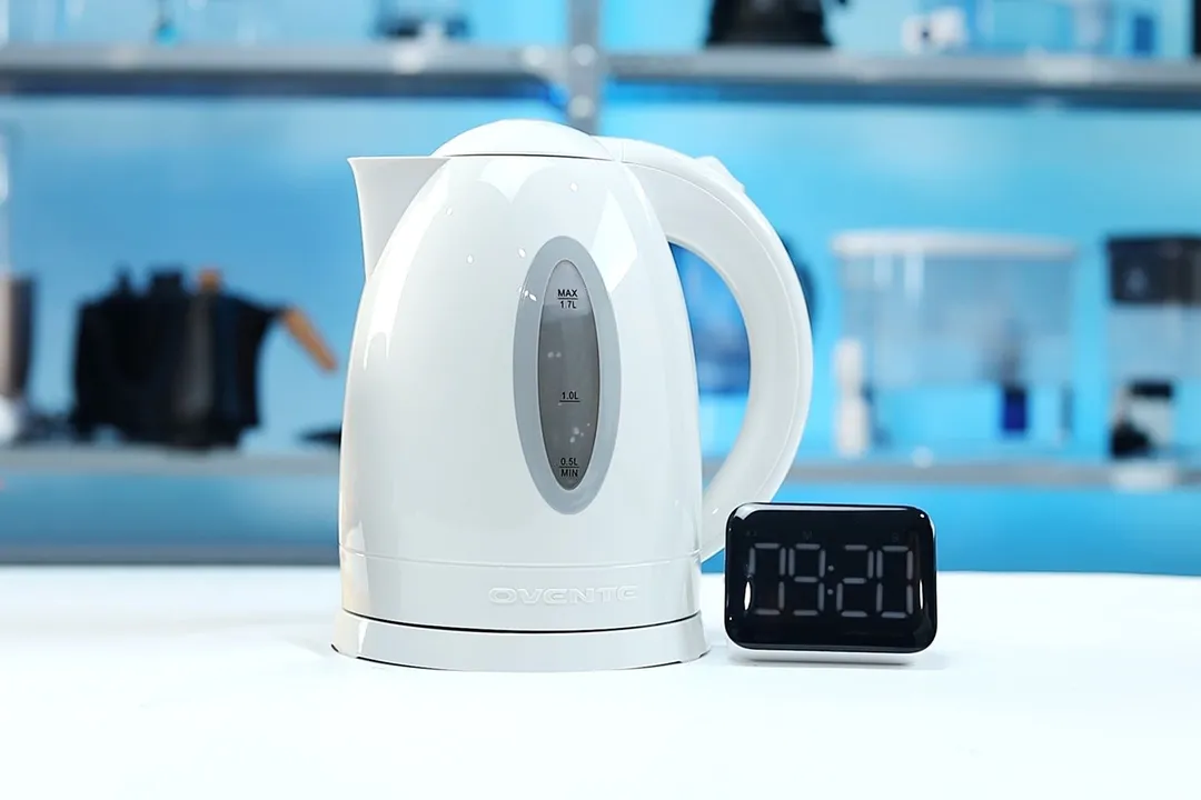 1.5 liter of water boiling inside the Ovente Electric Kettle KP72W. The digital timer displays 09 minutes and 20 seconds.