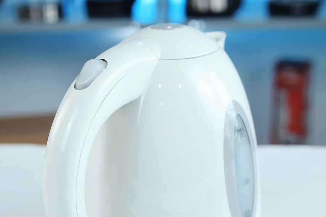 The power switch located on the handle of the Ovente Electric Kettle KP72W.
