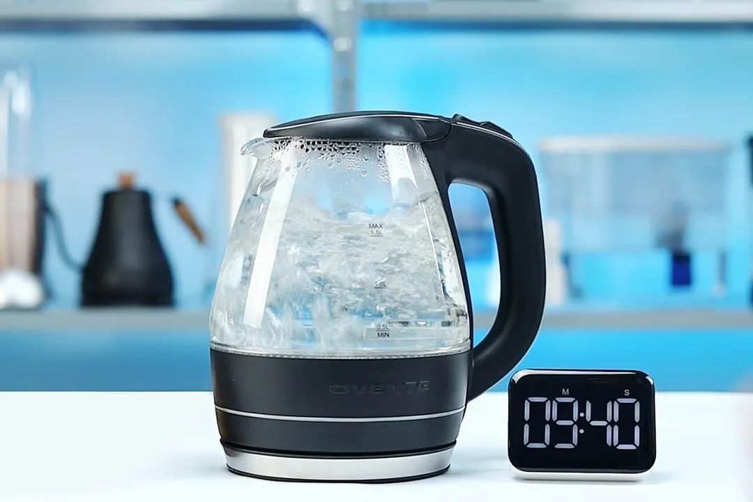1.5 liter of water boiling inside the Ovente Electric Glass Kettle (KG83B). The digital timer displays 09 minutes and 40 seconds.