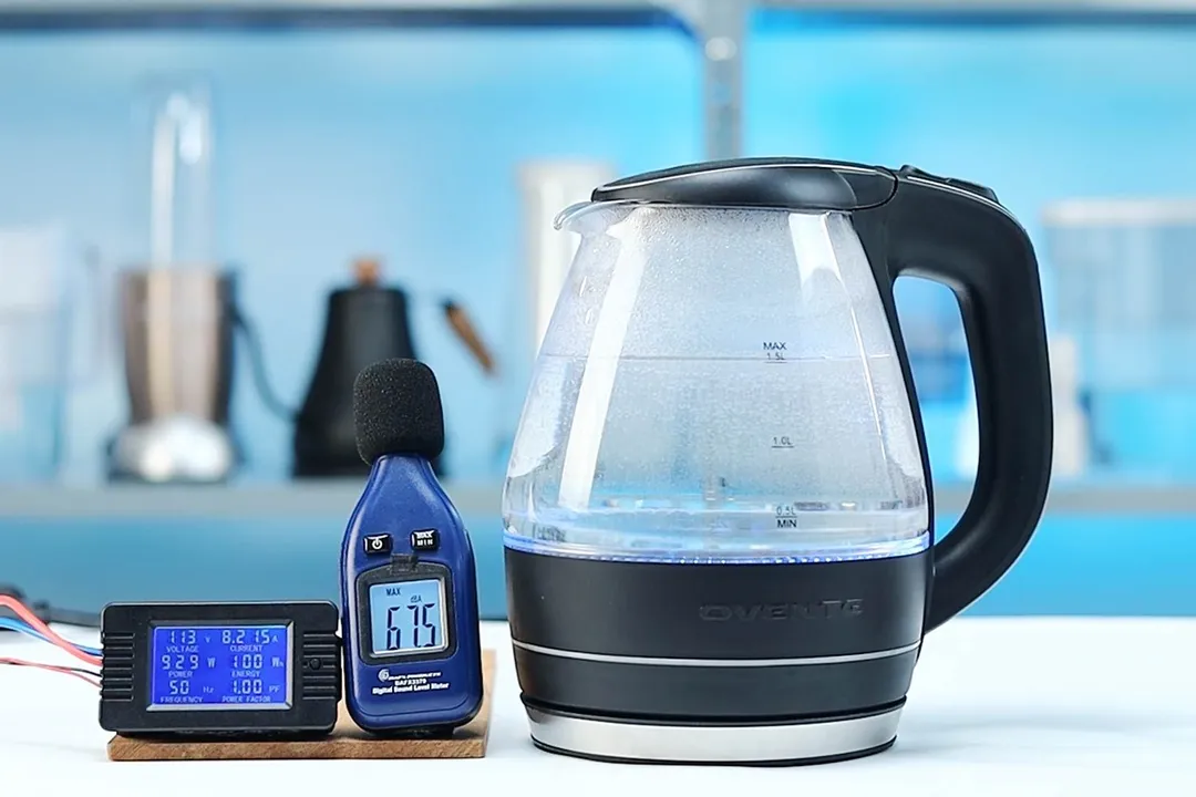 The Ovente Electric Glass Kettle (KG83B) is boiling 1.5 liters of water. The noise meter displays the maximum sound pressure level to be 67.5 dB. The power meter reads 113 V, 8.125 A, 929 W, 100 Wh, 50 Hz, and 1.0 PF.