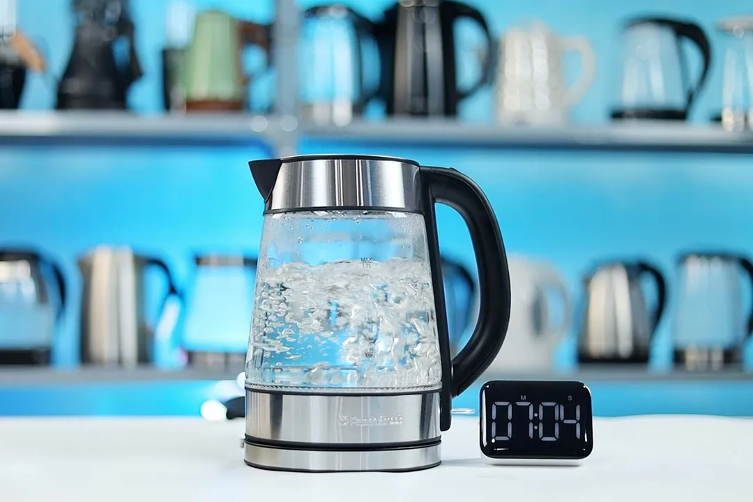 1.5 liters of water boiling inside the Peach Street Electric Kettle PE-1300. The digital timer displays 07 minutes and 04 seconds.
