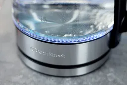 The heating plate with a LED ring around it glowing blue of the Peach Street Electric Kettle PE-1300.