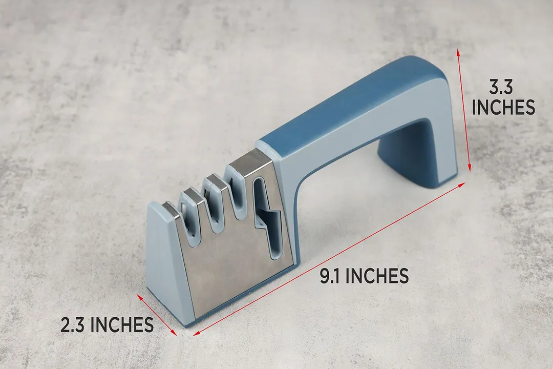 The Wamery handheld sharpener with arrows and figures showing its dimensions
