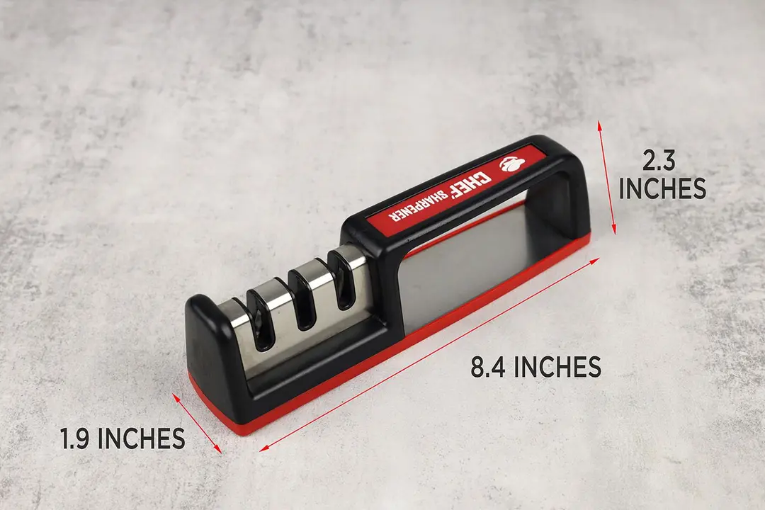 The Cubikook CS-T01 3-stage handheld sharpener with arrows and figures showing its dimensions