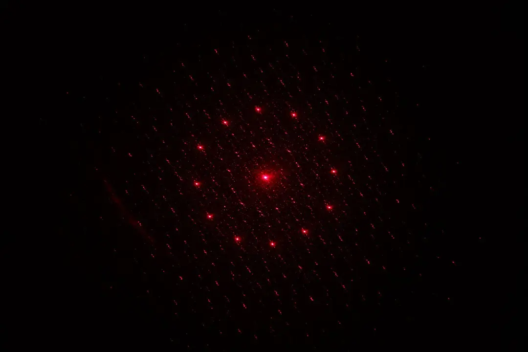 The Mecurate IRT600A laser dot pattern in a dark room.