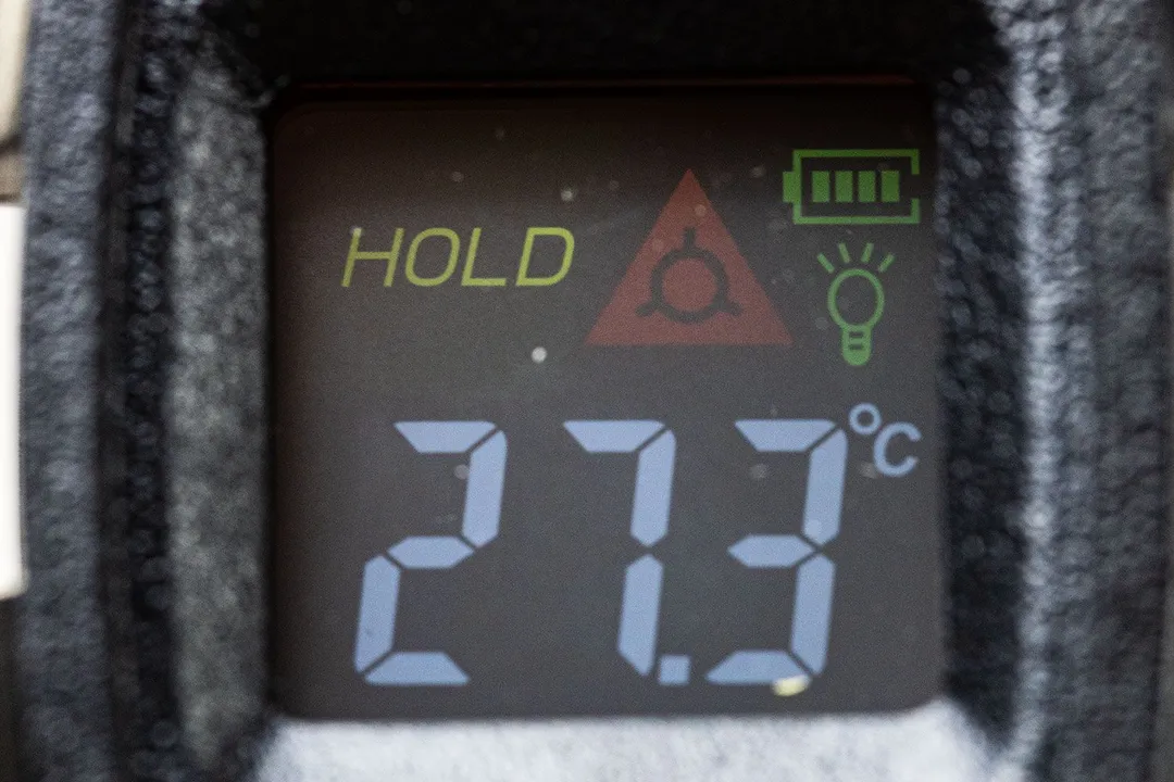 The colored LCD VA display panel of the Sovarcate HS960D. The screen reads 27.3°C and is in HOLD mode.